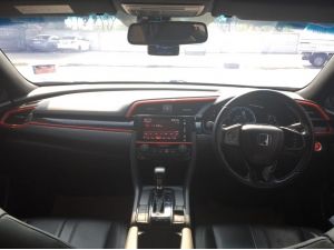 Honda Civic  1.5 FK TURBO Hatchback ปี 2018 สีขาว แฮชแบค AT วิ่งน้อย 6,254 กม. วิทยุ ระบบสัมผัส พวงมาลัยมัลติ ปุ่มกดสตาร์ท กุญแจคีย์เลส เบาะหนังดำระบบไฟฟ้า ล้อแมค เช็คระยะศูนย์ รับรองสภาพ ไม่มีชน พาช่ รูปที่ 5